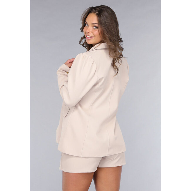 Beigefarbenes Blazer-Set mit Skort und marineblauen Knöpfen