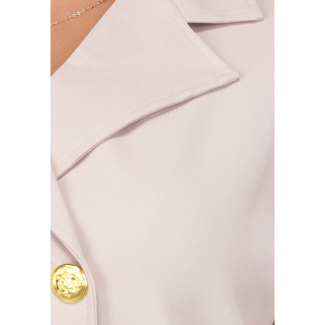 Beigefarbenes Blazer-Set mit Skort und marineblauen Knöpfen