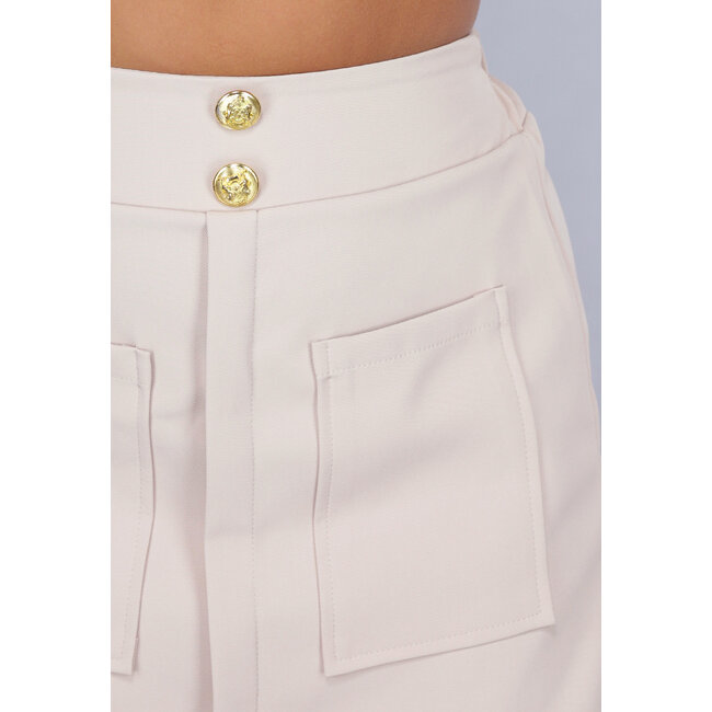 Beigefarbenes Blazer-Set mit Skort und marineblauen Knöpfen