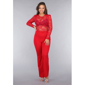 Roter Stretch-Overall mit Spitze und geraden Beinen