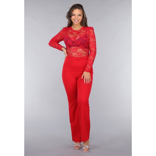 Roter Stretch-Overall mit Spitze und geraden Beinen