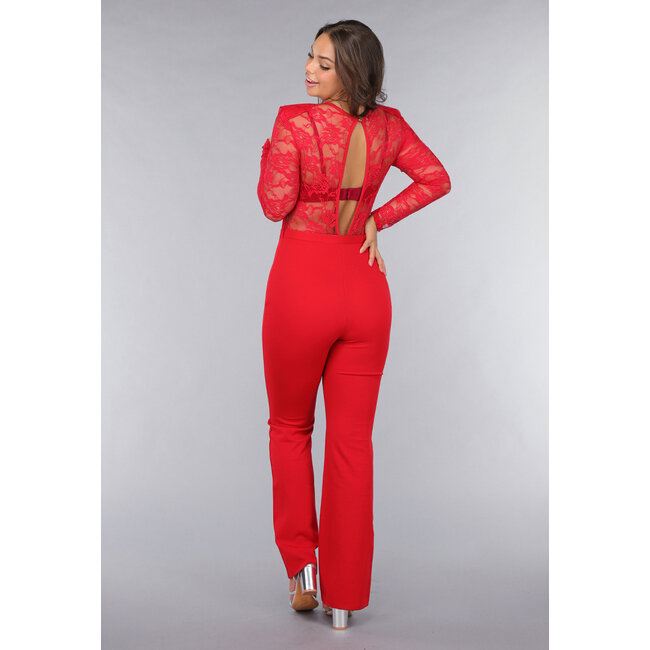 Roter Stretch-Overall mit Spitze und geraden Beinen