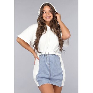 Weißes T-Shirt-Kleid mit Denim-Rock-Design