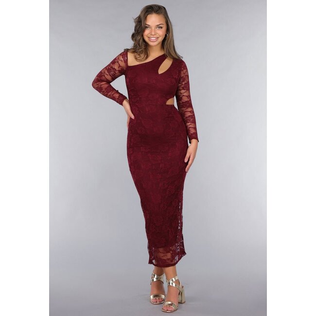 Burgunderfarbenes Spitzenkleid mit schrägem Ausschnitt und Cut-Out