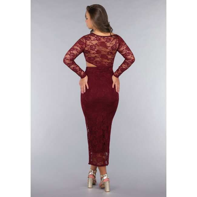 Burgunderfarbenes Spitzenkleid mit schrägem Ausschnitt und Cut-Out