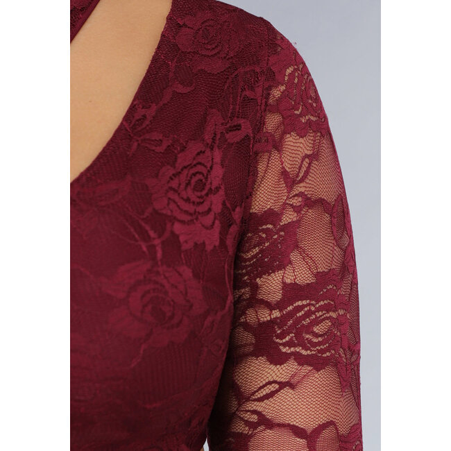 Burgunderfarbenes Spitzenkleid mit schrägem Ausschnitt und Cut-Out