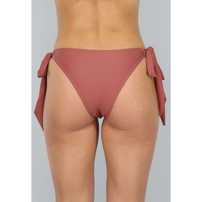 Braunes Bikini-Unterteil mit Fliege