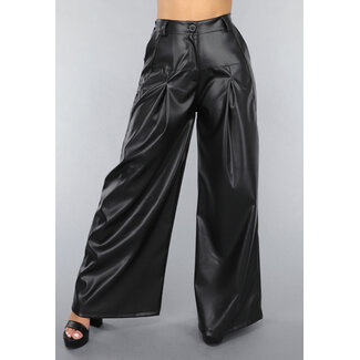 Lange Hose mit weitem Bein in Lederoptik in Schwarz