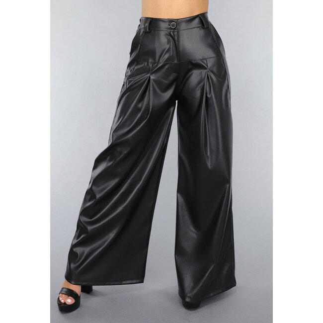 Lange Hose mit weitem Bein in Lederoptik in Schwarz