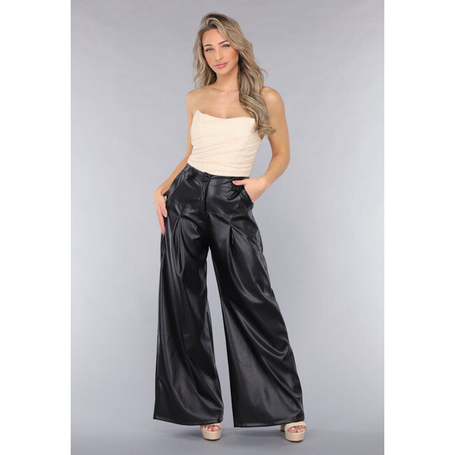 Lange Hose mit weitem Bein in Lederoptik in Schwarz