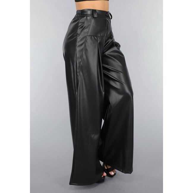 Lange Hose mit weitem Bein in Lederoptik in Schwarz