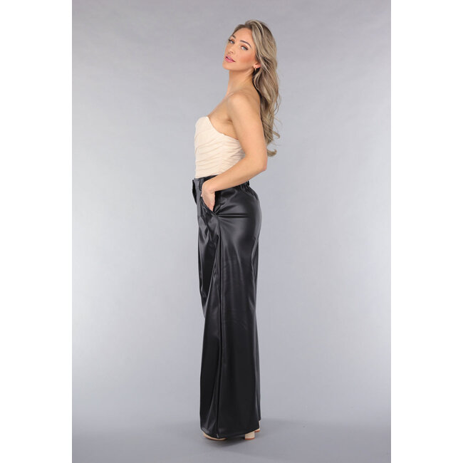 Lange Hose mit weitem Bein in Lederoptik in Schwarz