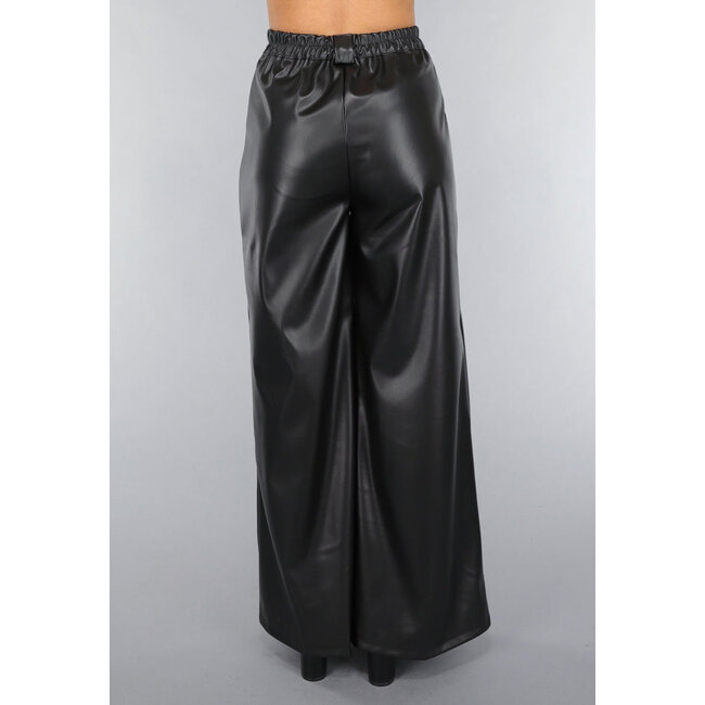 Lange Hose mit weitem Bein in Lederoptik in Schwarz