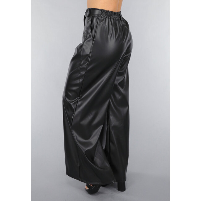 Lange Hose mit weitem Bein in Lederoptik in Schwarz