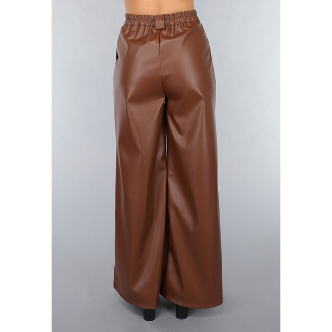 Braune Hose mit weitem Bein in Lederoptik