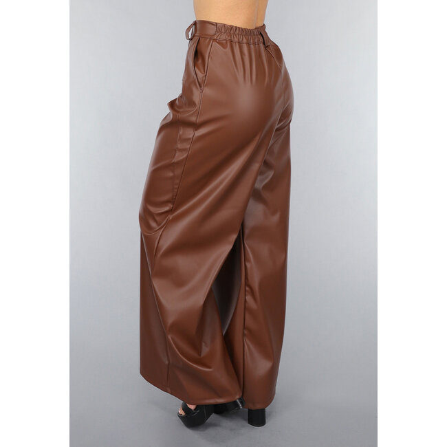 Braune Hose mit weitem Bein in Lederoptik