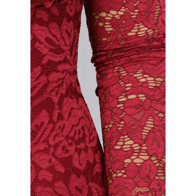 Burgunderfarbenes Spitzenkleid mit Pads und langen Ärmeln