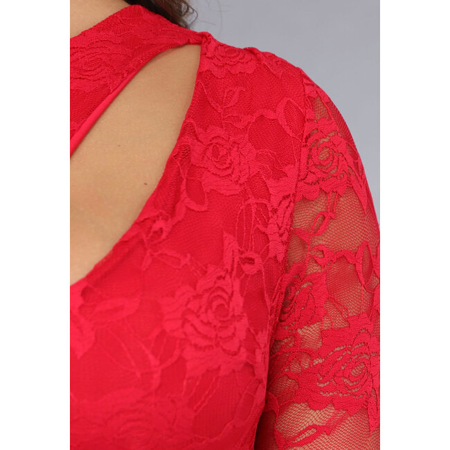 Rotes langärmeliges Kleid mit Spitzenausschnitt