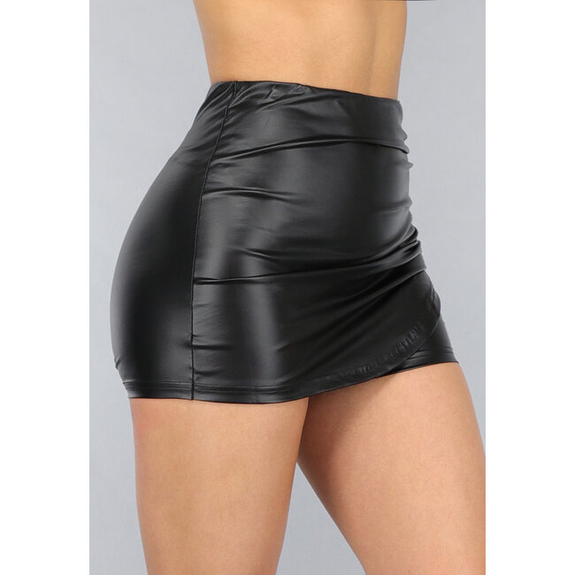 Schwarzer Stretch-Skort mit Revers in Lederoptik