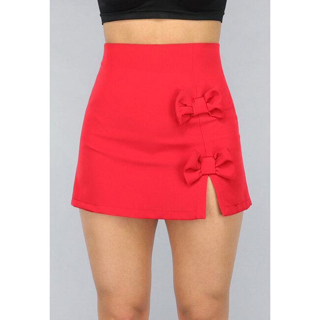 Roter Schleifen-Skort mit Schlitz