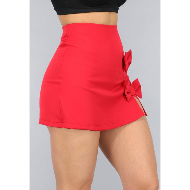 Roter Schleifen-Skort mit Schlitz