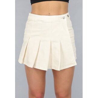 Beigefarbener Skort mit plissiertem Modell