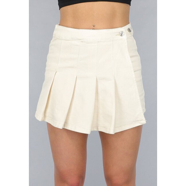 Beigefarbener Skort mit plissiertem Modell