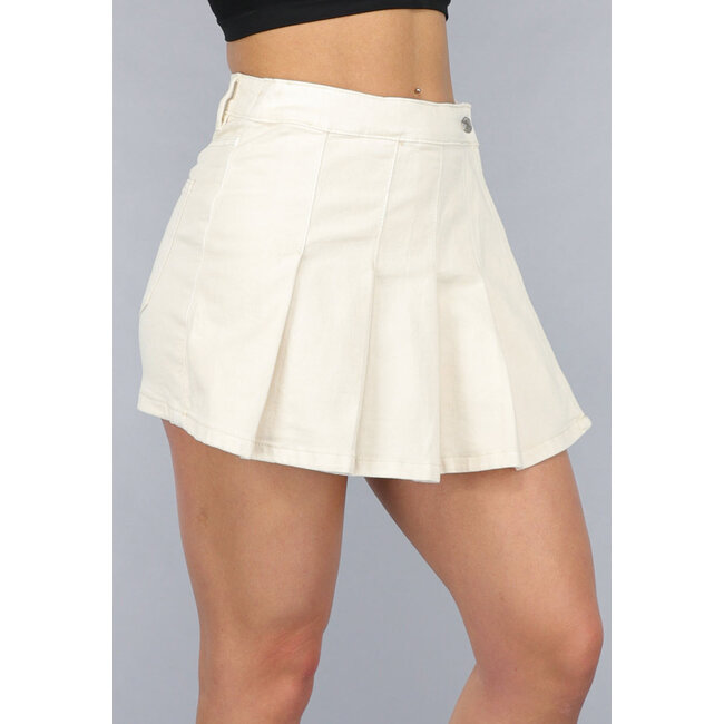 Beigefarbener Skort mit plissiertem Modell