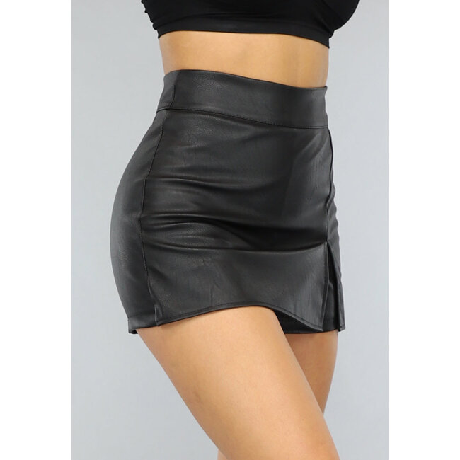 Schwarzer Skort in Lederoptik mit Schlitz