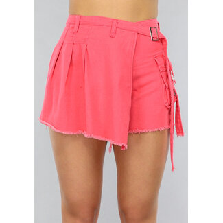 Korallenfarbener Revers-Skort mit Schnallendetail