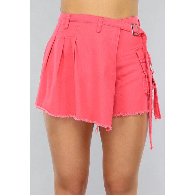 Korallenfarbener Revers-Skort mit Schnallendetail