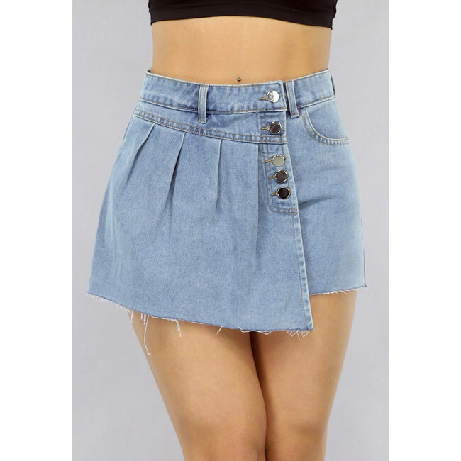 Hellblauer Skort aus plissiertem Denim mit Revers und Knöpfen