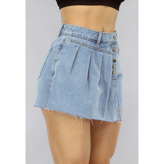 Hellblauer Skort aus plissiertem Denim mit Revers und Knöpfen
