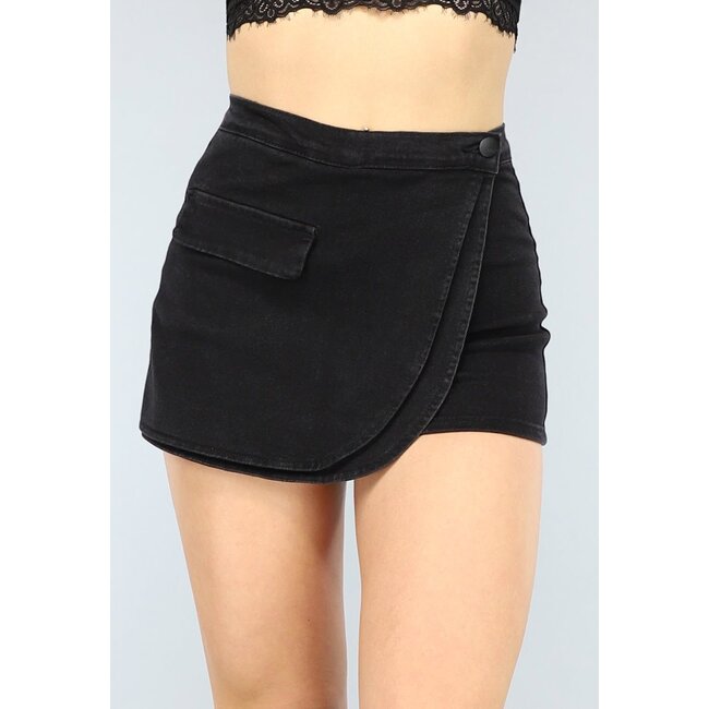 Schwarzer Skort mit Pattentasche und rundem Überschlag