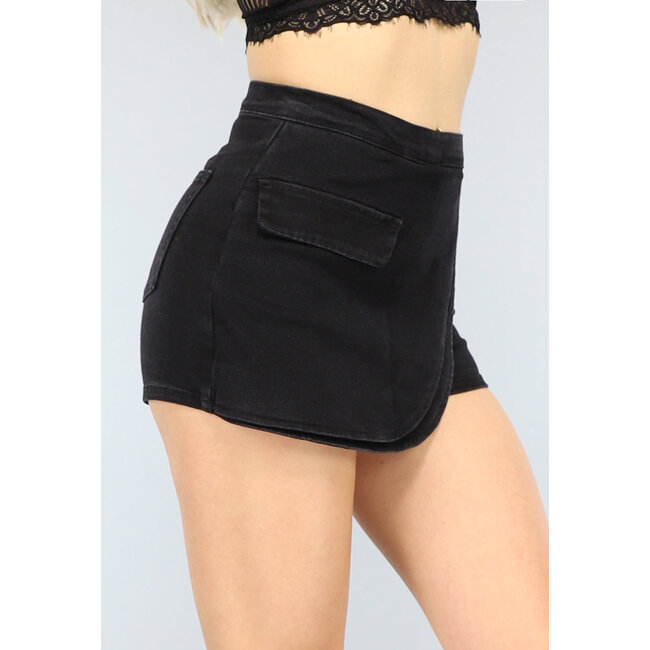 Schwarzer Skort mit Pattentasche und rundem Überschlag