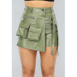 Khakifarbener Cargo-Skort mit Revers in Lederoptik