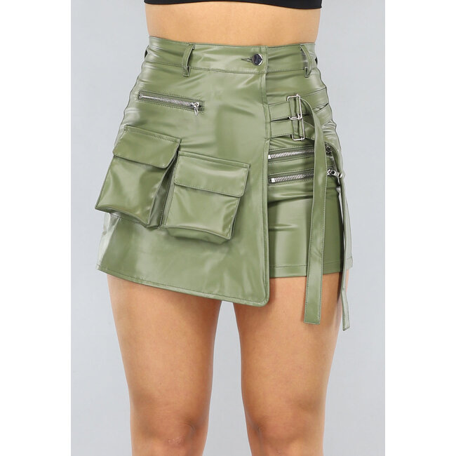 Khakifarbener Cargo-Skort mit Revers in Lederoptik