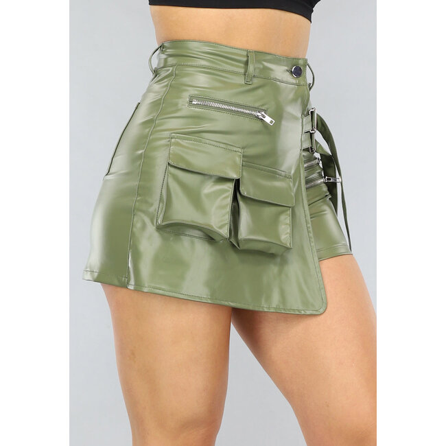 Khakifarbener Cargo-Skort mit Revers in Lederoptik