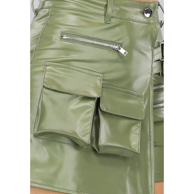 Khakifarbener Cargo-Skort mit Revers in Lederoptik