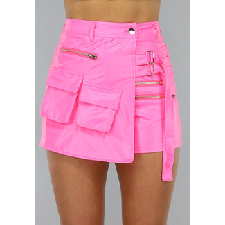 Rosafarbener Skort mit Revers in Lederoptik, Reißverschlüssen und Schnallendetails