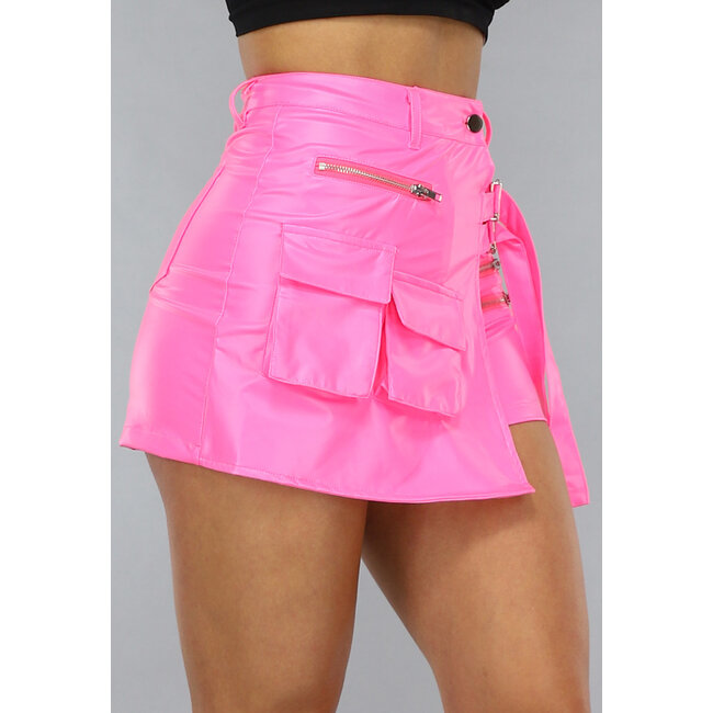 Rosafarbener Skort mit Revers in Lederoptik, Reißverschlüssen und Schnallendetails