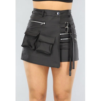 Schwarzer Cargo-Skort in Lederoptik mit Overslag