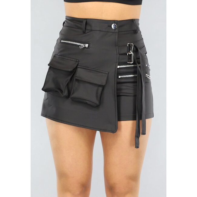 Schwarzer Cargo-Skort in Lederoptik mit Overslag