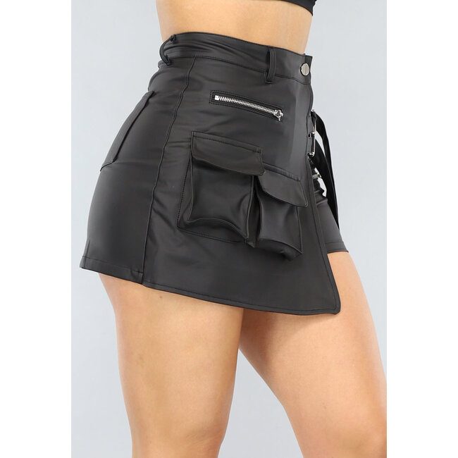 Schwarzer Cargo-Skort in Lederoptik mit Overslag