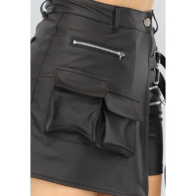 Schwarzer Cargo-Skort in Lederoptik mit Overslag