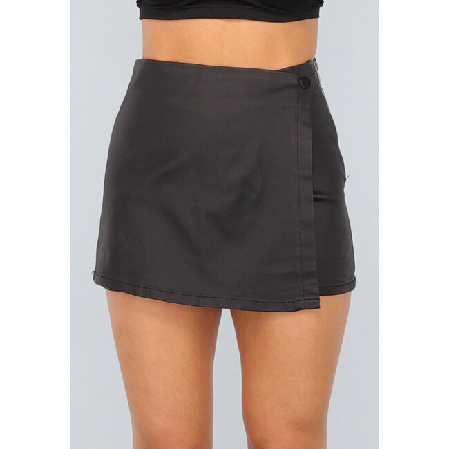 Schwarzer Skort mit Revers in Lederoptik und Reißverschluss