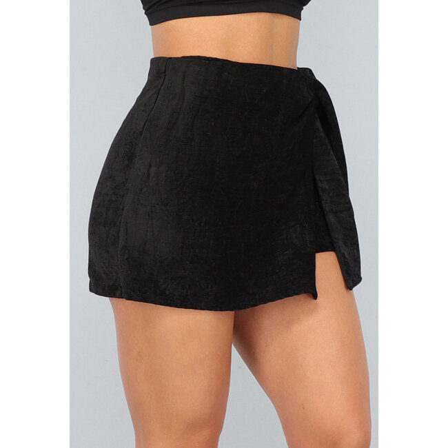 Skort mit Samtrevers und Schleifenverzierung
