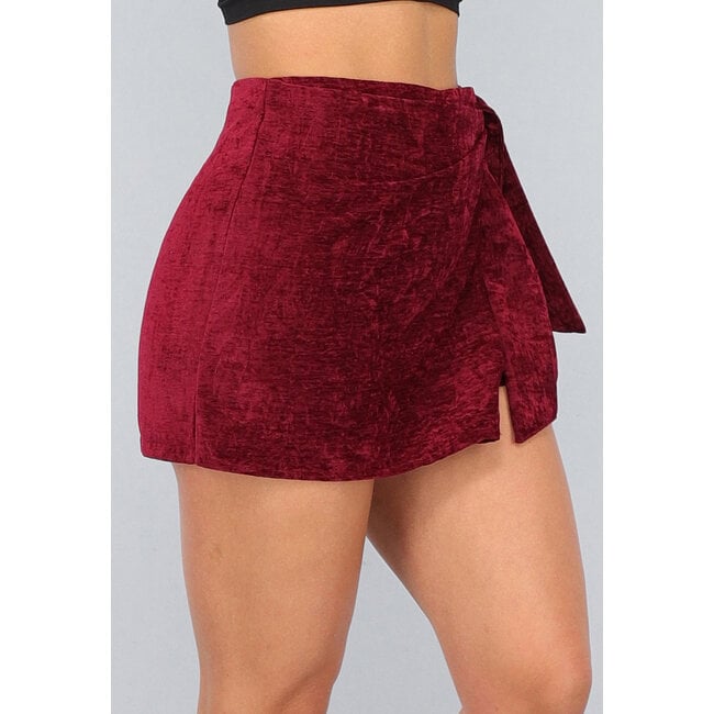 Bordeauxroter Velours-Skort mit Revers und Schleifenverzierung