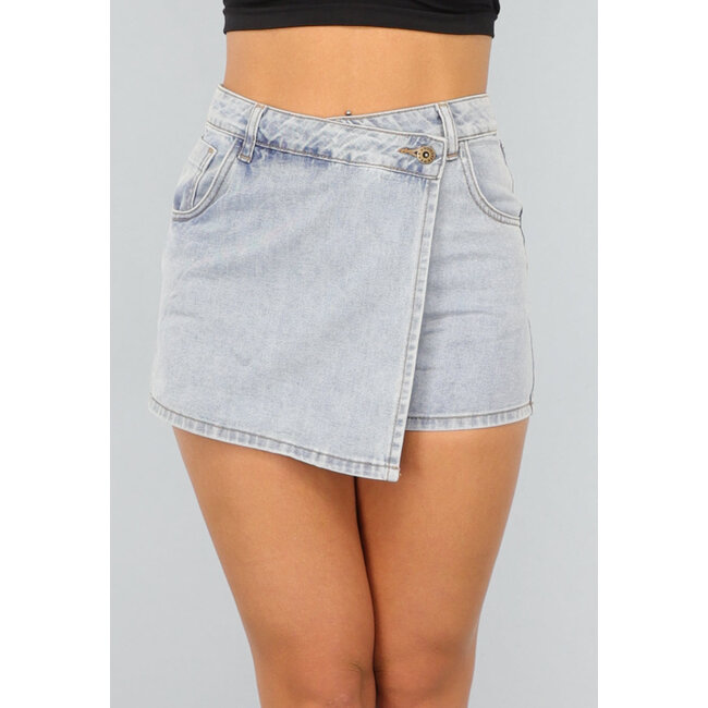 Hellblauer Denim-Skort mit Revers