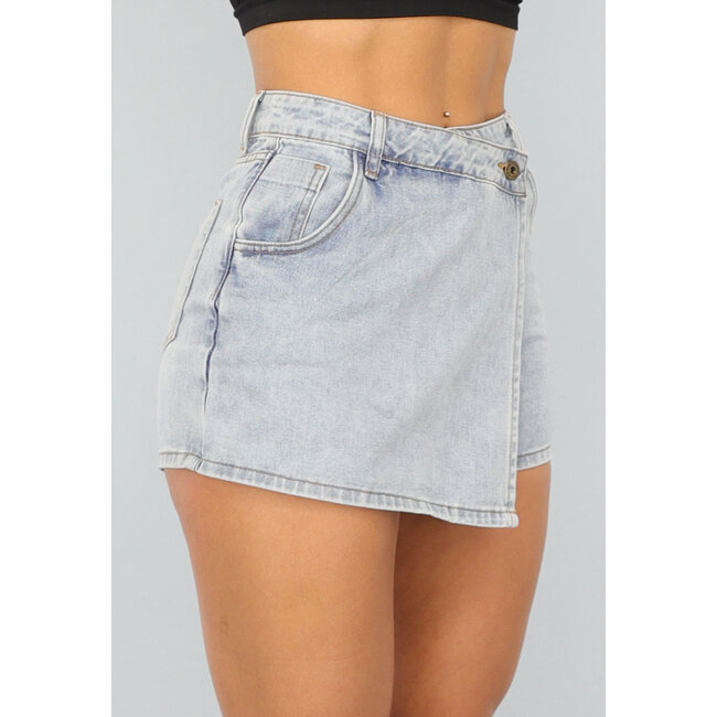 Hellblauer Denim-Skort mit Revers und schrägem Verschluss